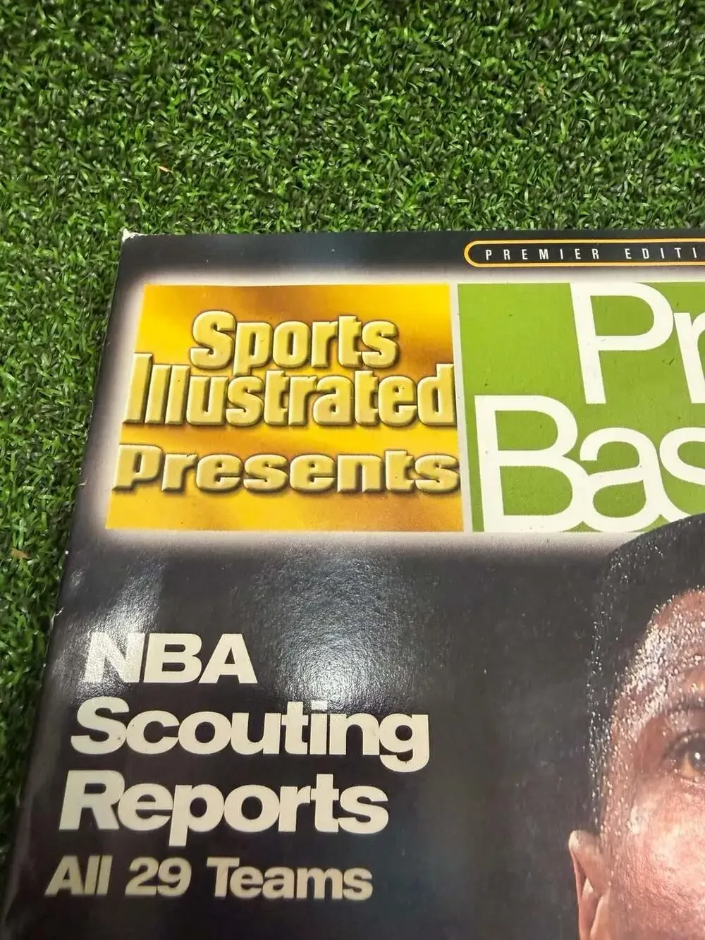 Sports Illustrated Presents Pro Basketball 95-96 Premier Edition Magazine